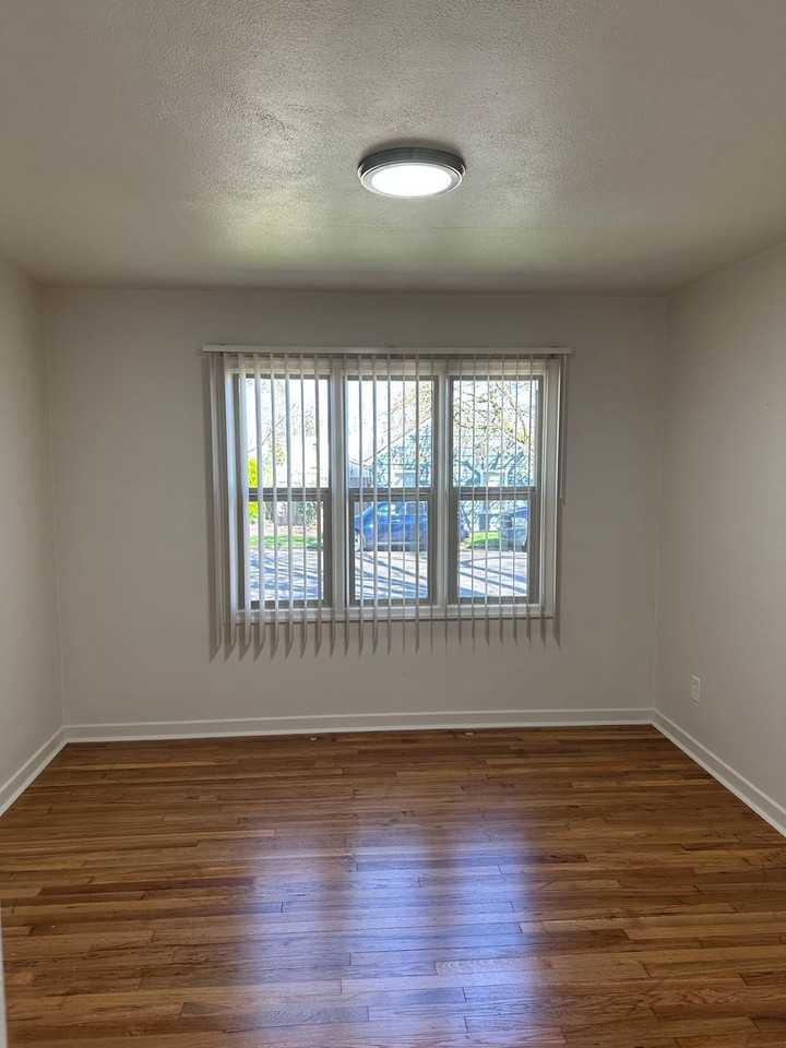 901 11th Ave Sw - Photo 6 of 8