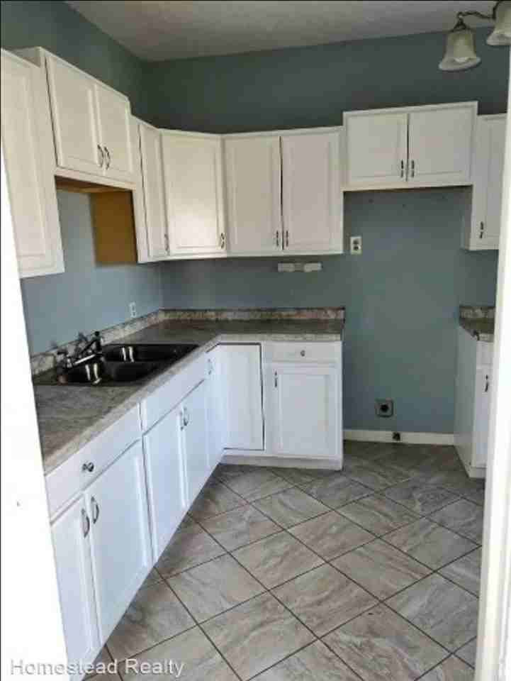 1834 10th St - Photo 2 of 10