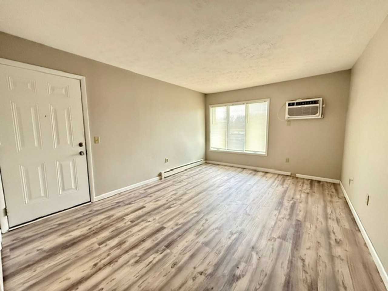 133 N West St Apt B8 #B8 - Photo 3 of 6