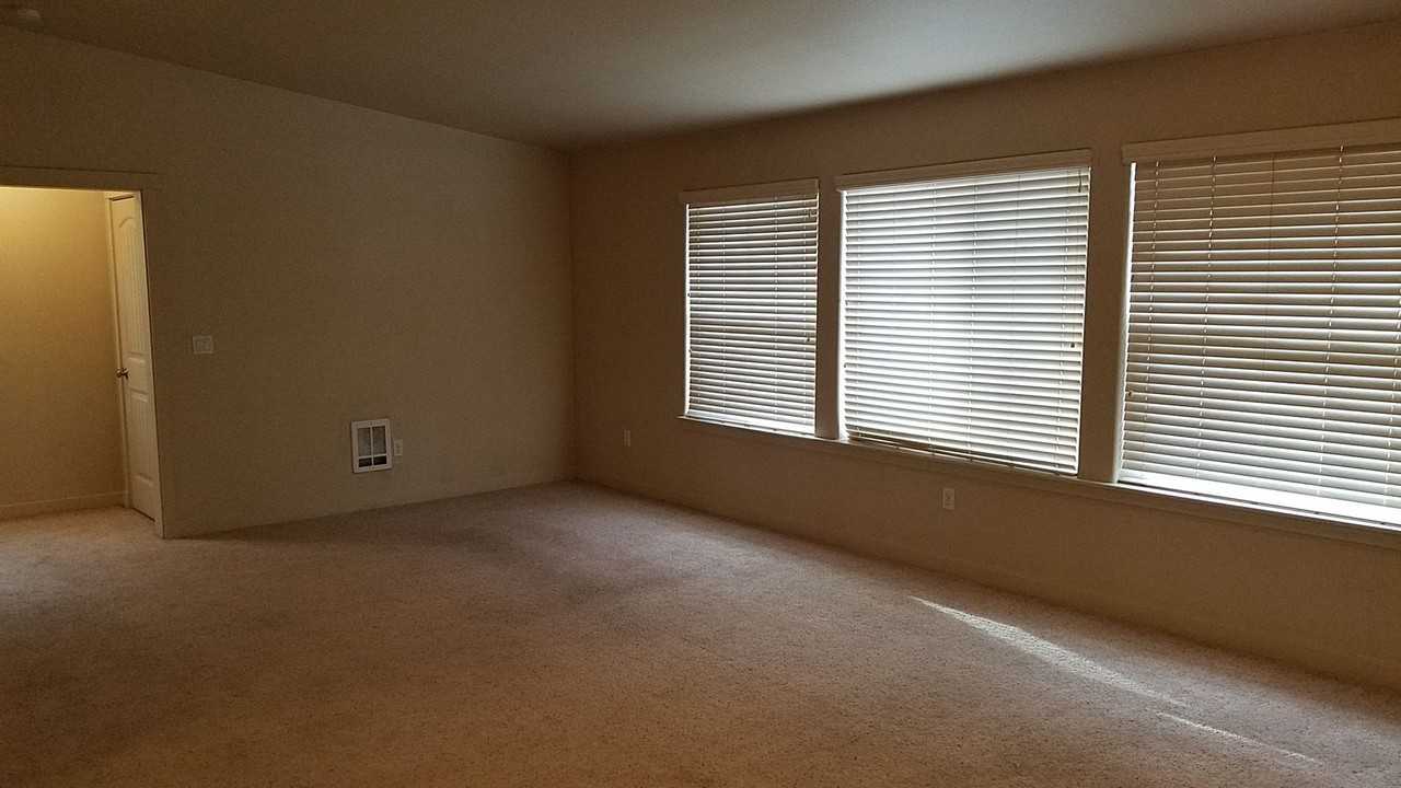 162 Se Mckinley Ave #A - Photo 4 of 14