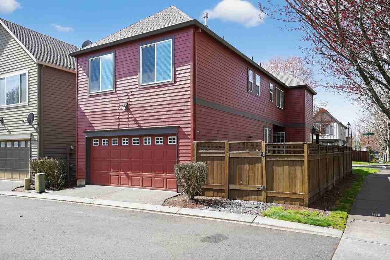 1052 Se Portlandia Ave - Photo 2 of 15