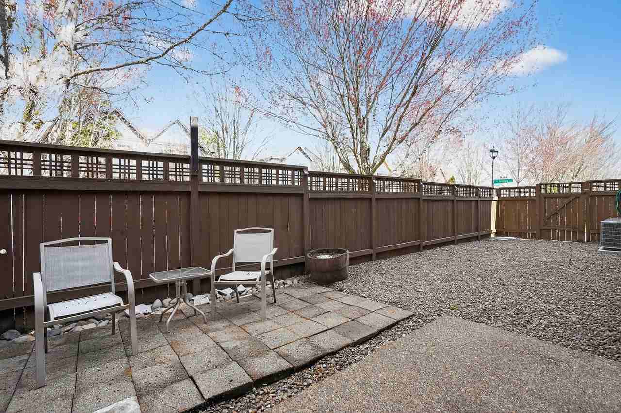 1052 Se Portlandia Ave - Photo 3 of 15