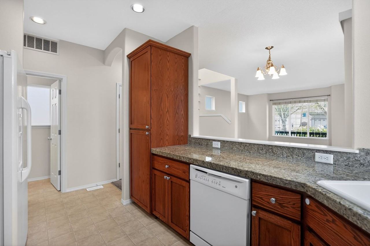 1052 Se Portlandia Ave - Photo 5 of 15