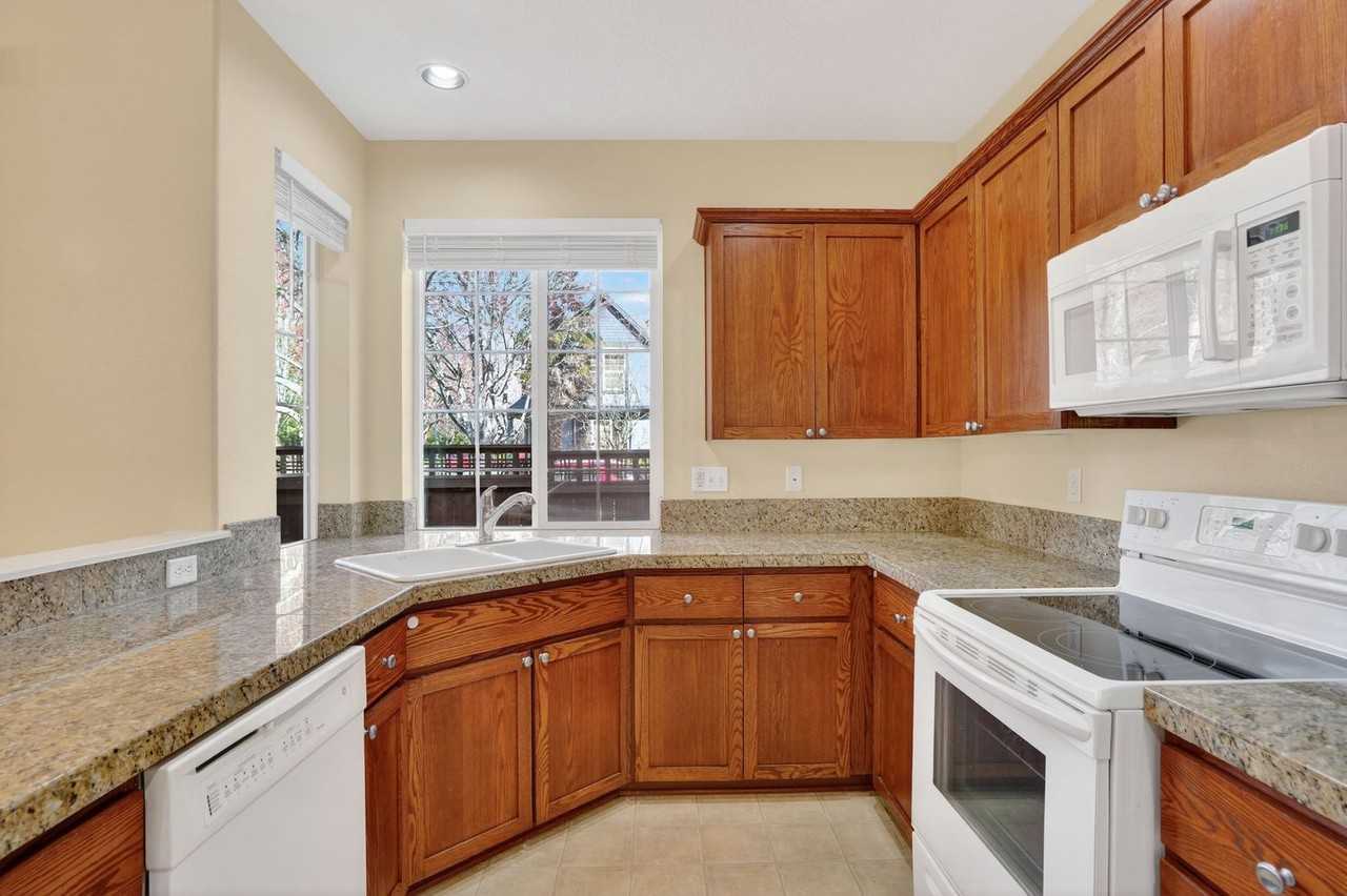 1052 Se Portlandia Ave - Photo 6 of 15