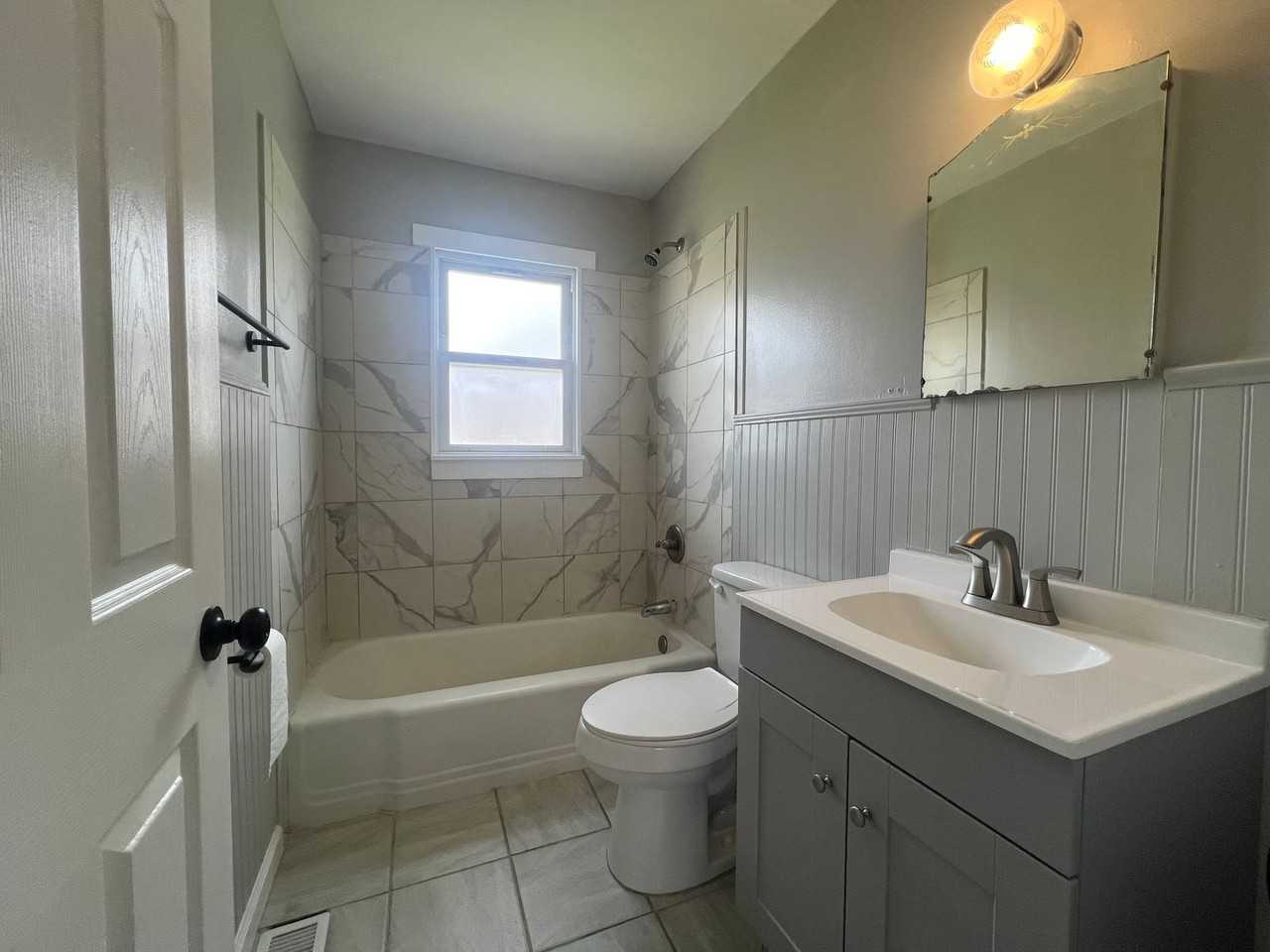 1005 N Barton St - Photo 7 of 14