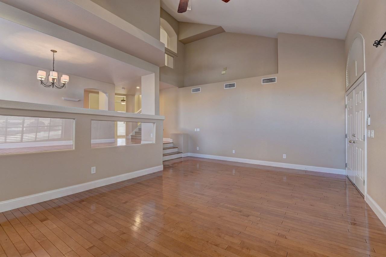 3920 Larkcrest St - Photo 3 of 24