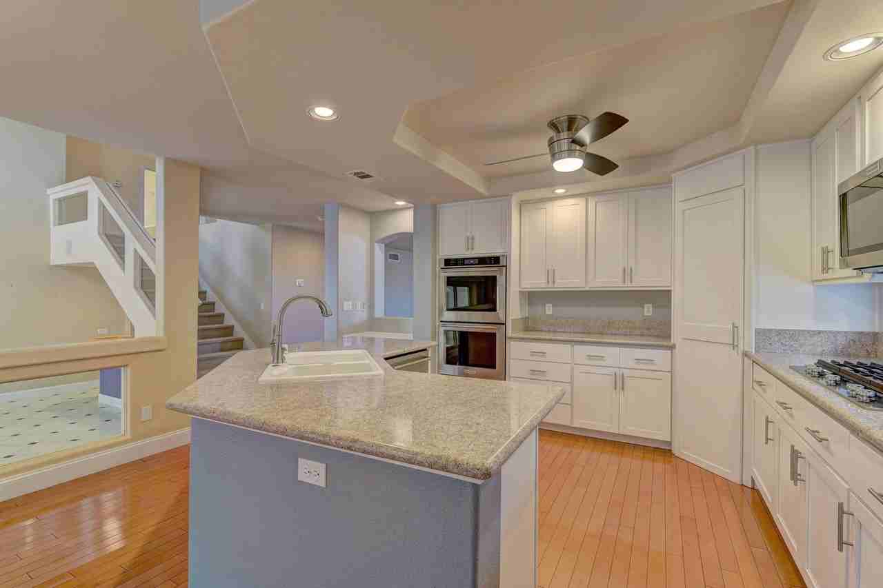 3920 Larkcrest St - Photo 5 of 24