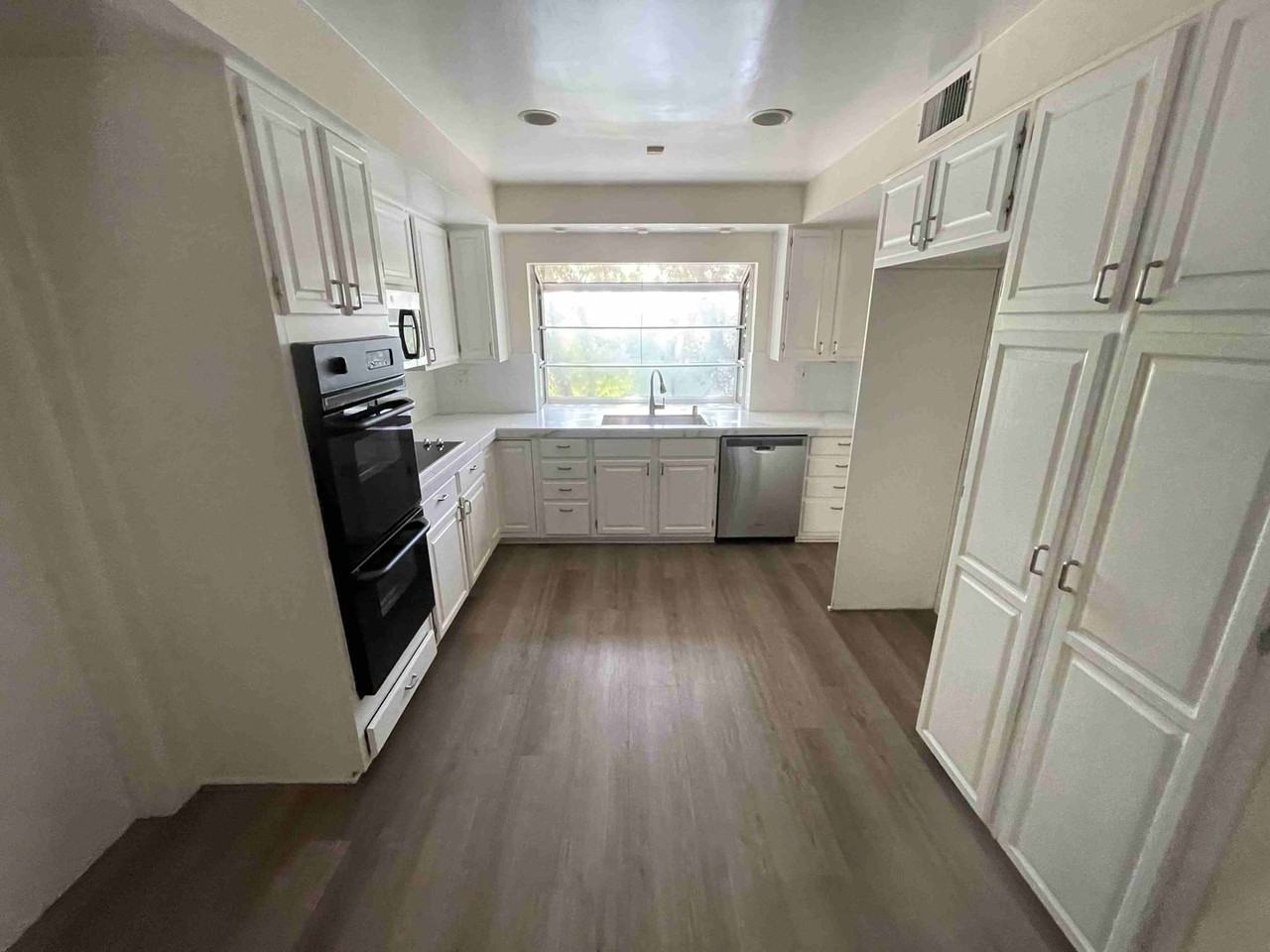 8121 Jason Ave - Photo 5 of 28