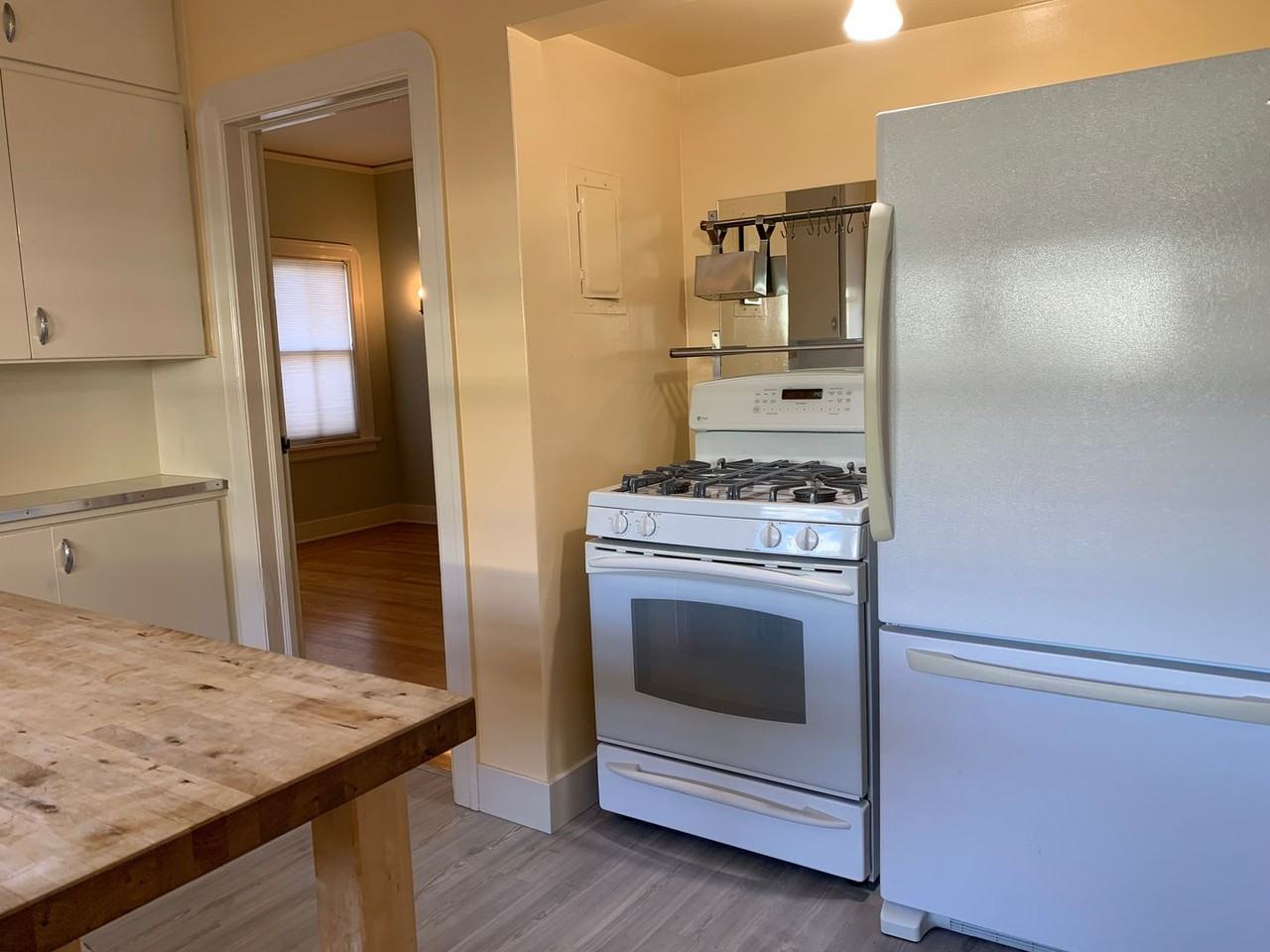 1214 Sierra Ave - Photo 4 of 11