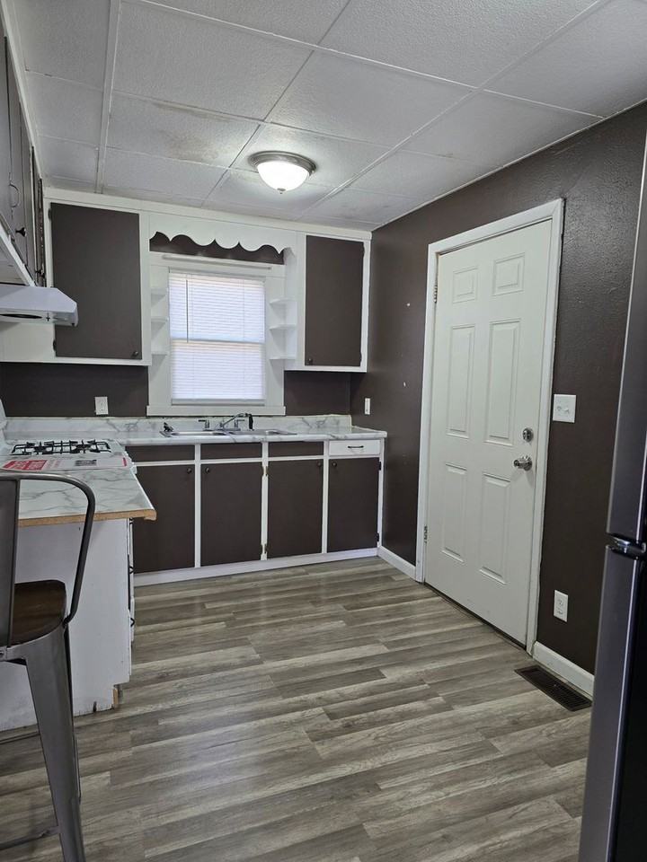 1032 S Wisconsin Ave - Photo 4 of 8