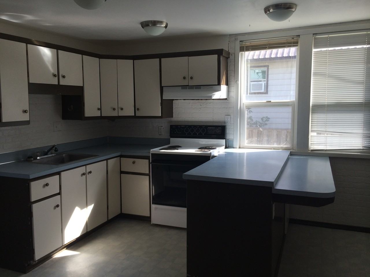 1106 N B St - Photo 7 of 19
