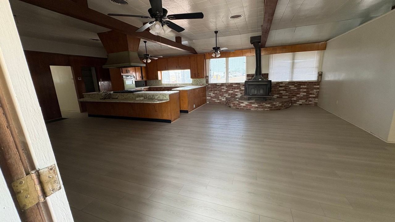 1000 E Hosking Ave - Photo 2 of 8