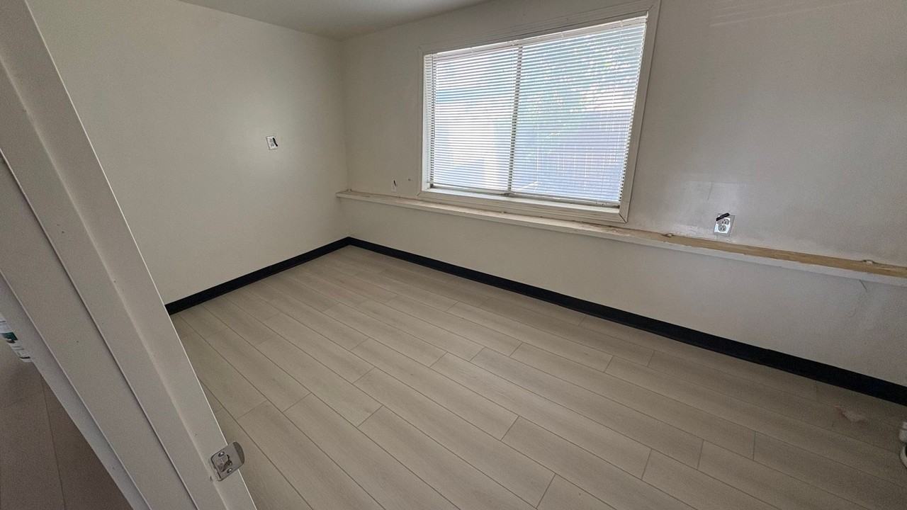 1000 E Hosking Ave - Photo 7 of 8