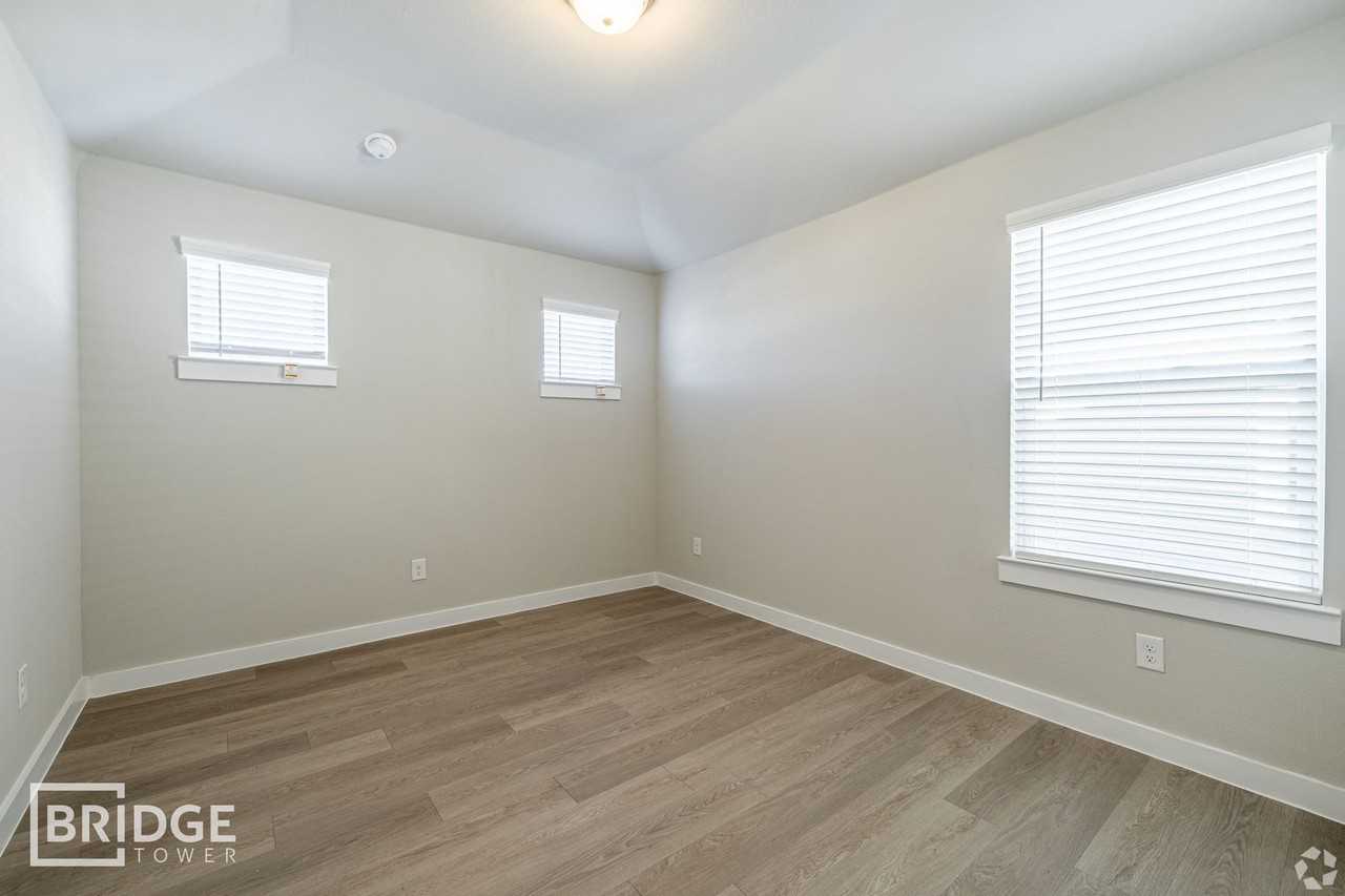 921 Isabel Dr - Photo 2 of 7