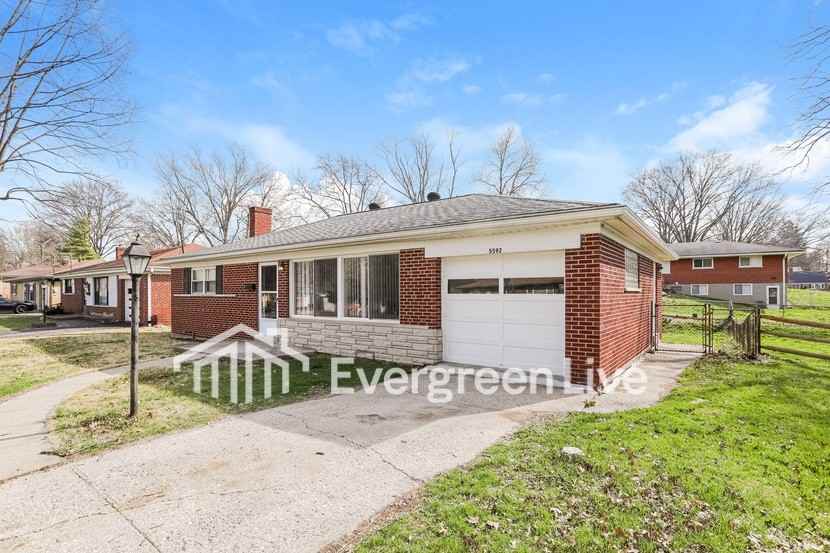 5592 Sunnywoods Ln - Photo 2 of 15