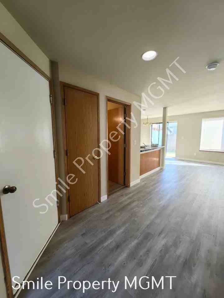 12616 Se Taggart St - Photo 3 of 20