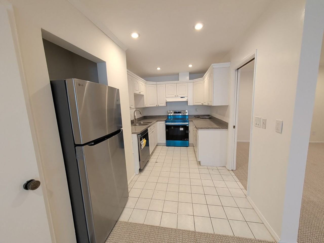 415 Montana Ave - Photo 7 of 34