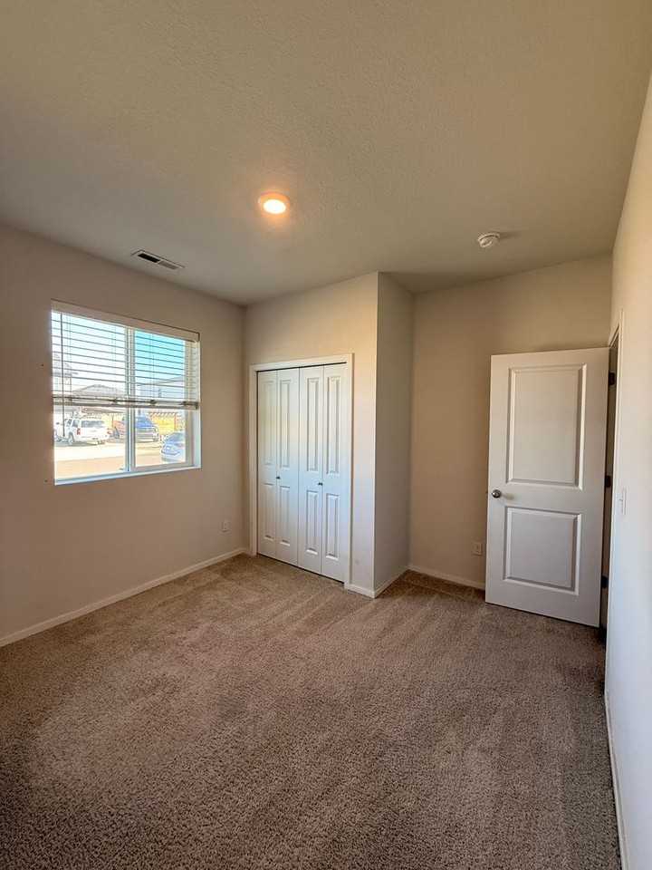 4804 Surveyor Ave Ne - Photo 5 of 15