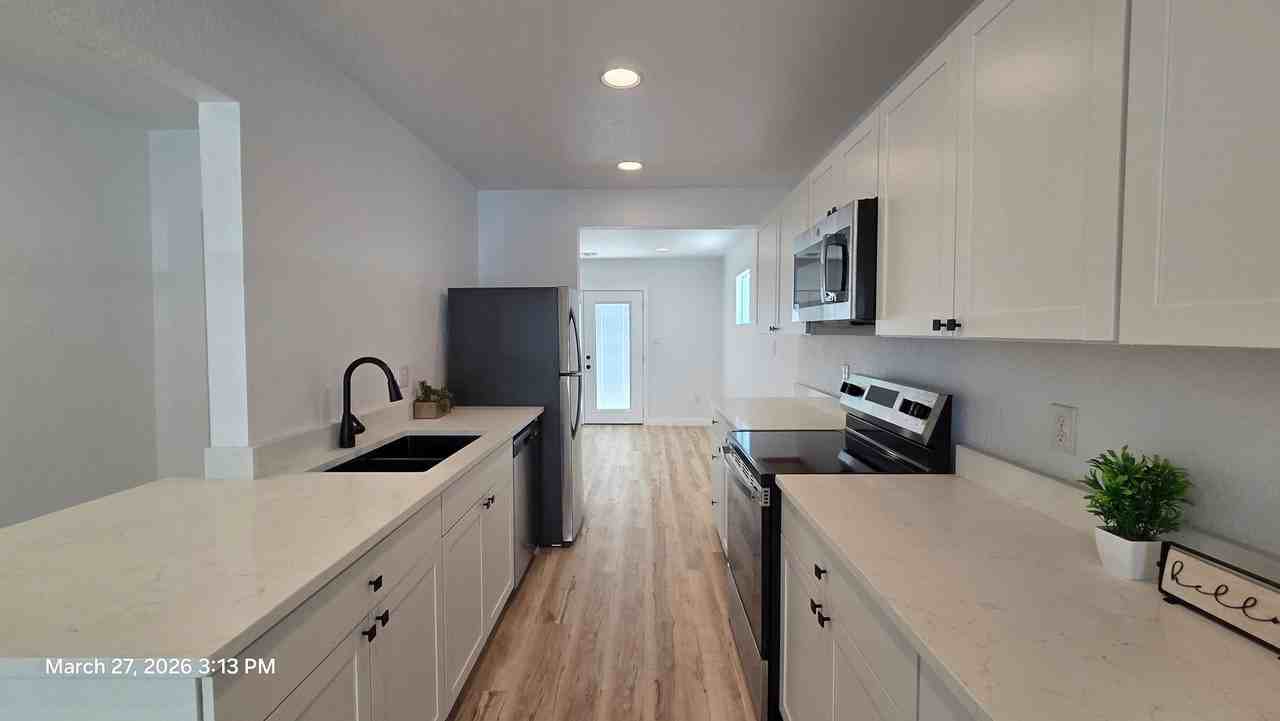 2530 W Woodlawn Ave - Photo 7 of 24