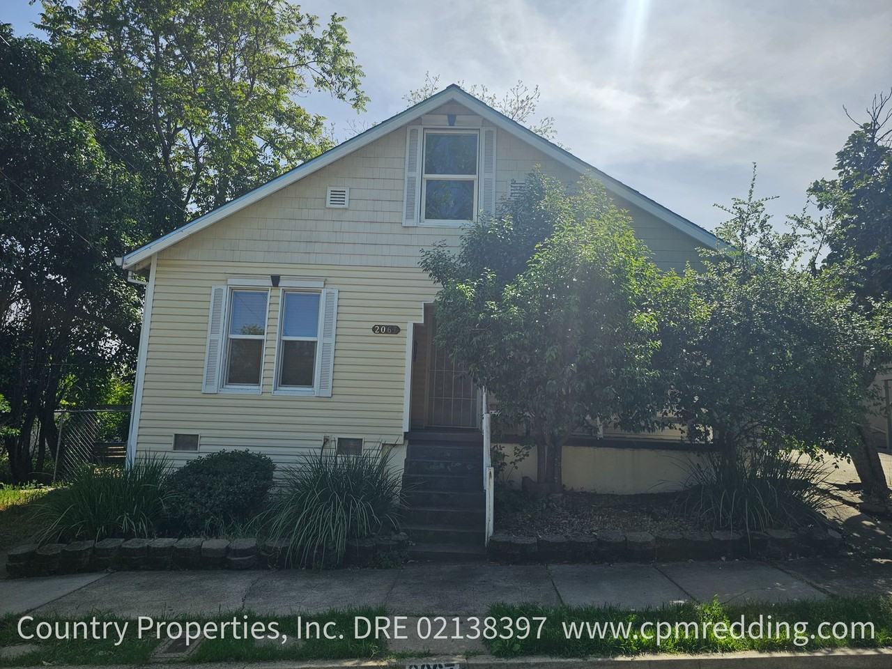 2067 Butte St - Photo 2 of 40
