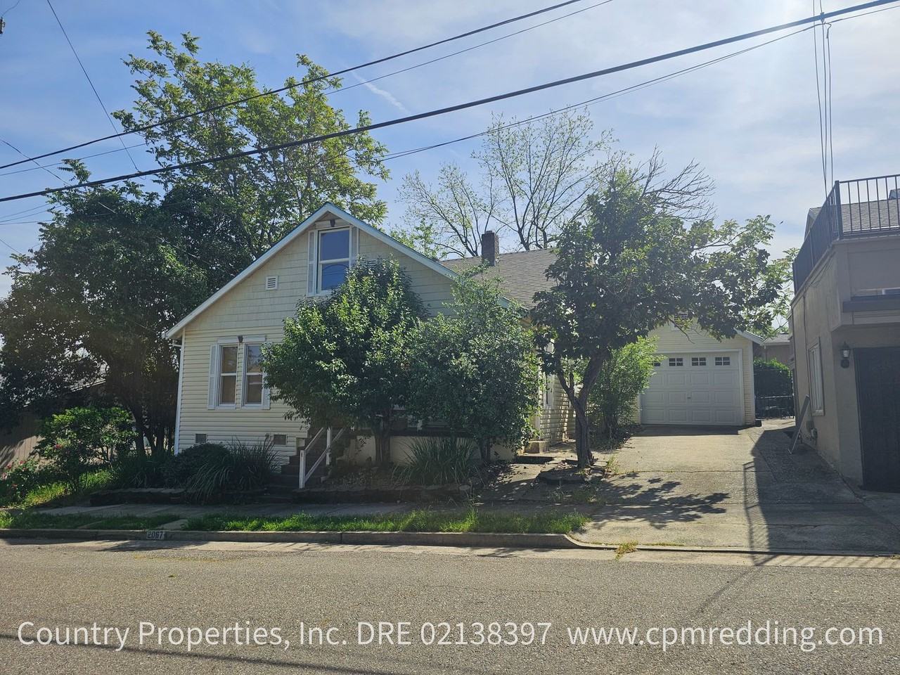 2067 Butte St - Photo 3 of 40