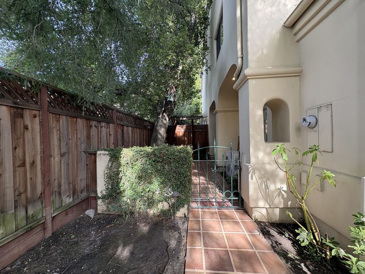 712 Elizabeth Ln - Photo 2 of 38