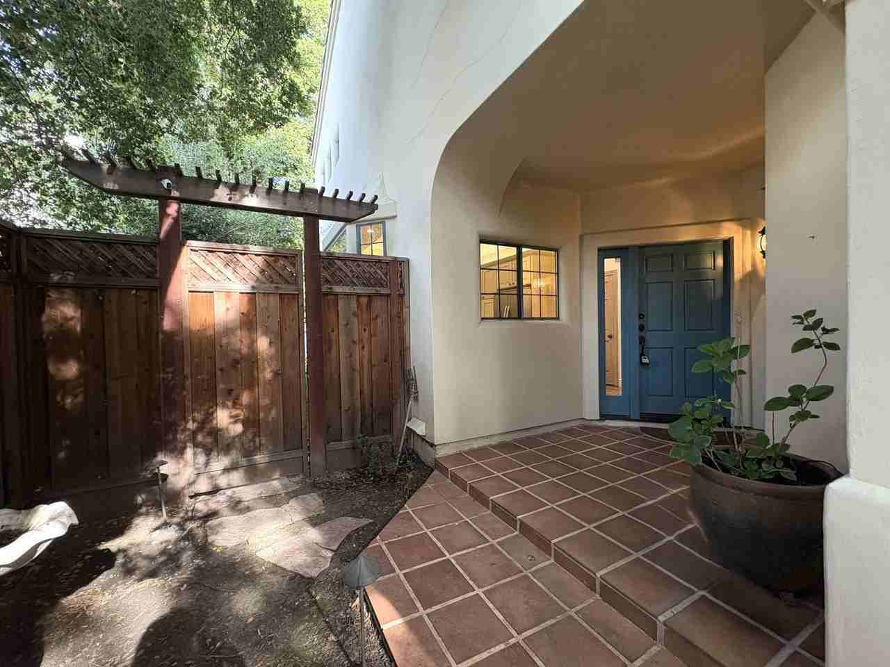 712 Elizabeth Ln - Photo 3 of 38