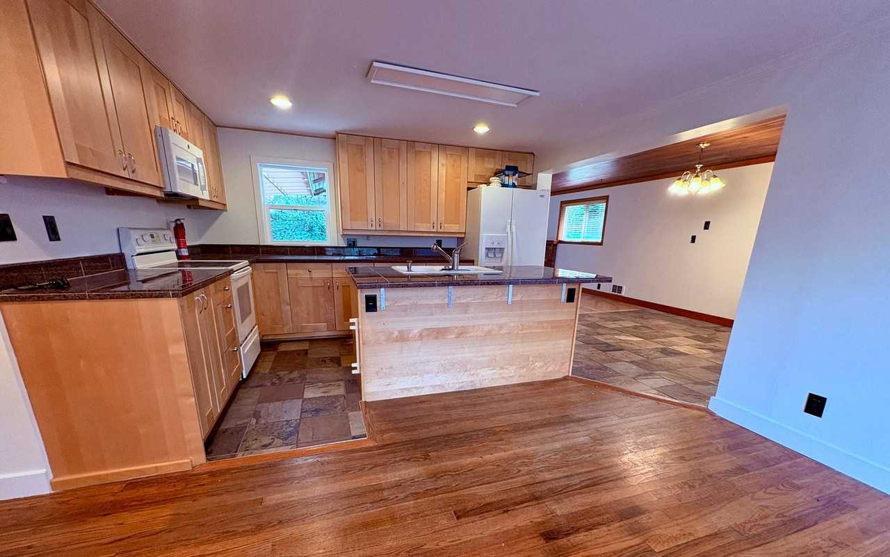 18540 10th Ave Ne - Photo 6 of 24