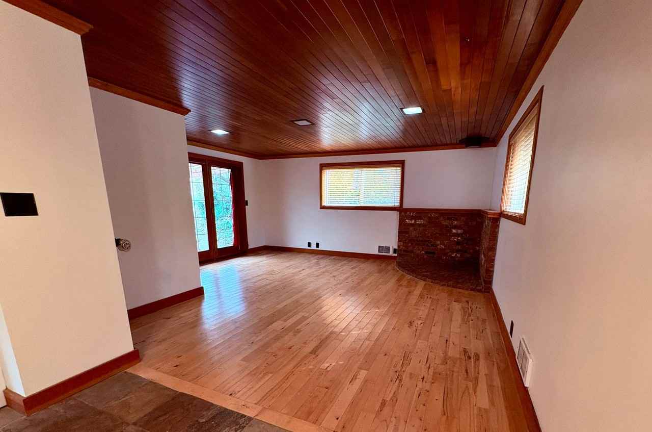 18540 10th Ave Ne - Photo 7 of 24