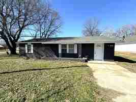 featured image of 107 S Oak St