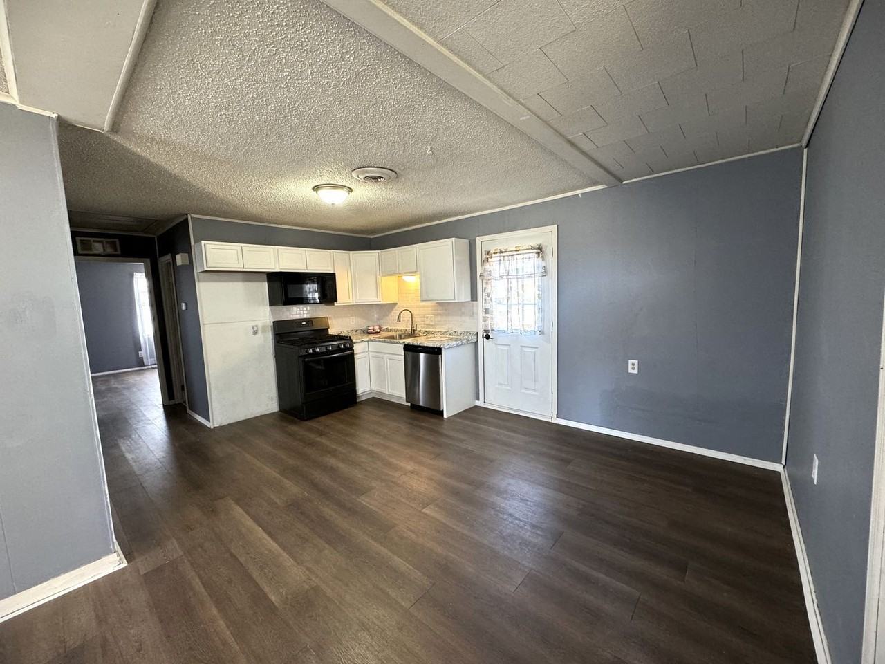 107 S Oak St - Photo 3 of 11