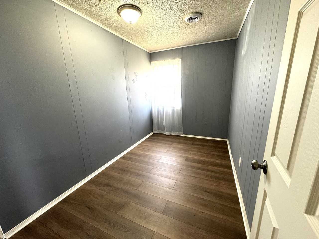 107 S Oak St - Photo 7 of 11