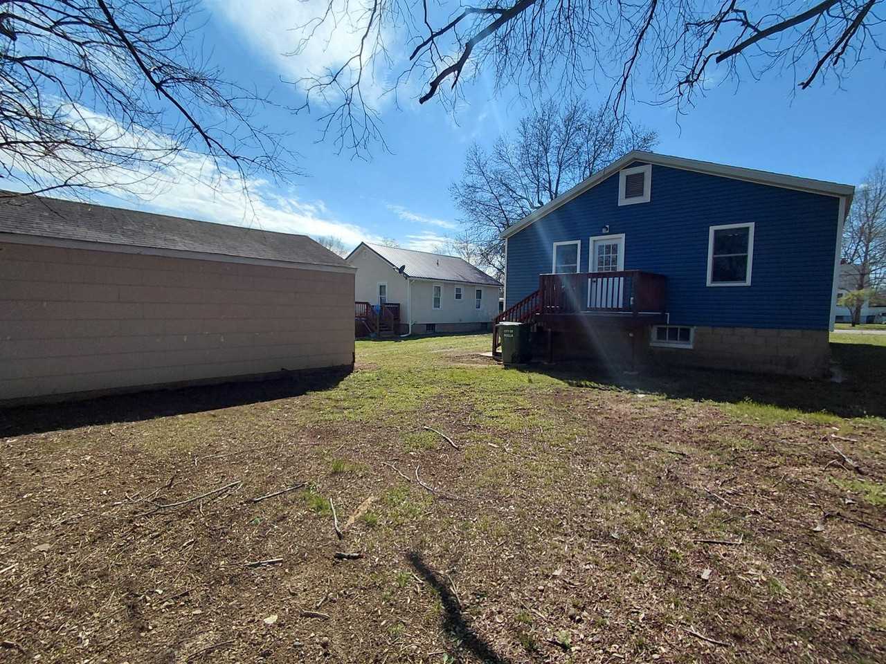 114 S Elm St - Photo 4 of 20