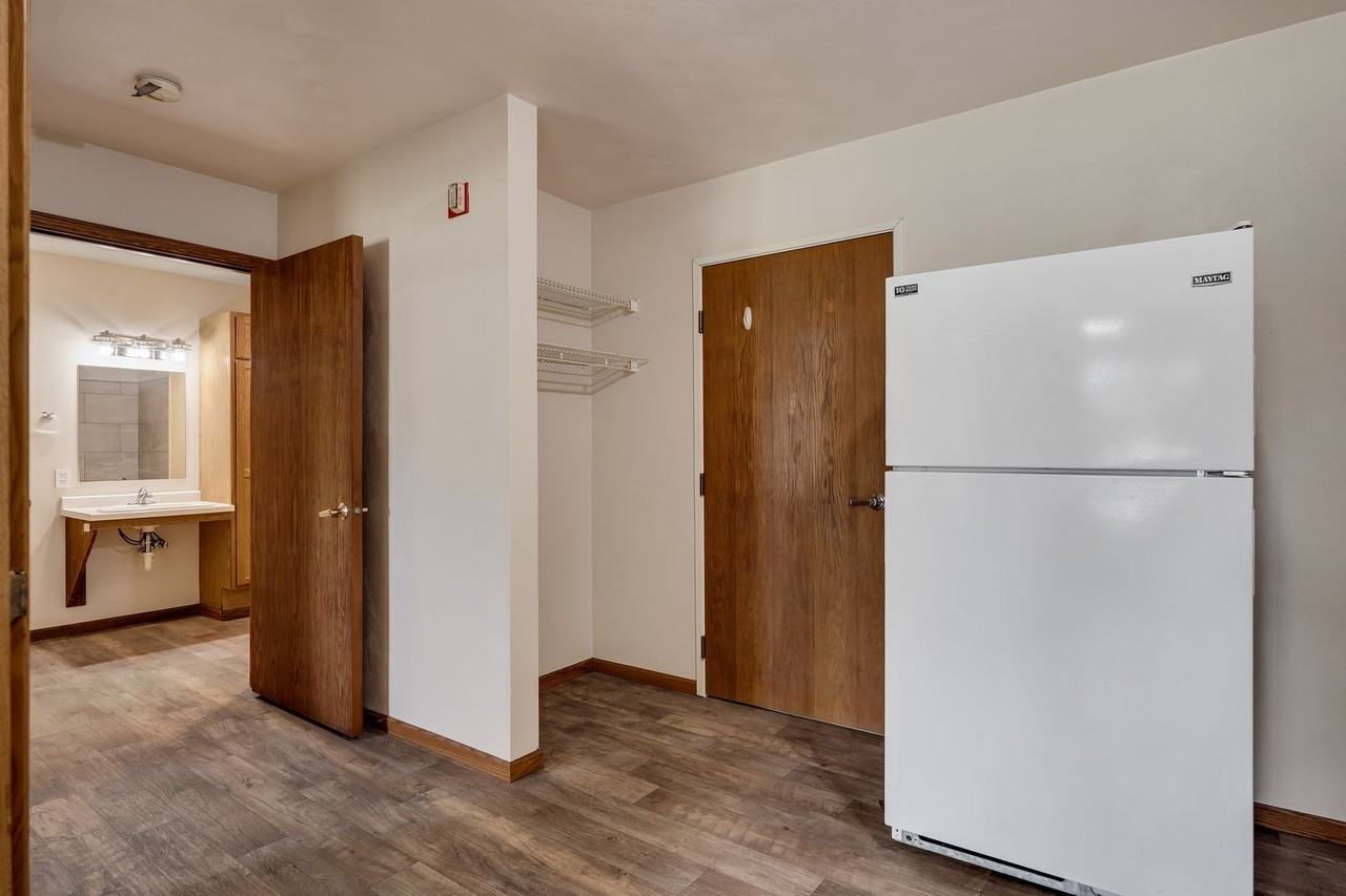 121 N Steiner Ter - Photo 4 of 9