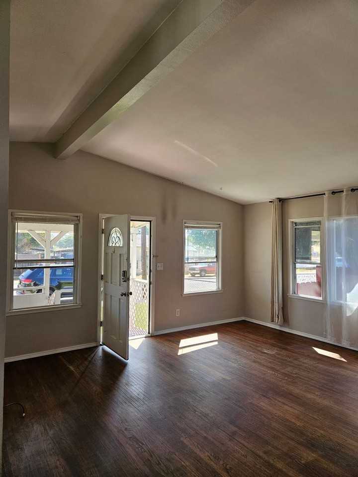 914 16th St - Photo 2 of 16