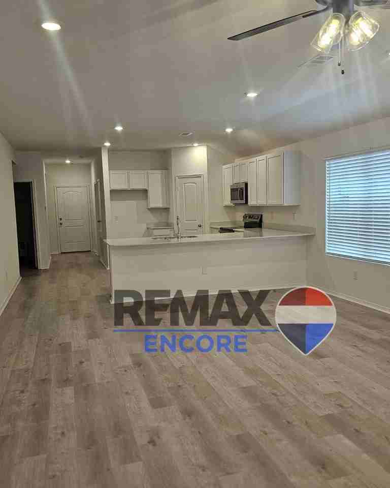 90 Maddison Rachael - Photo 2 of 13