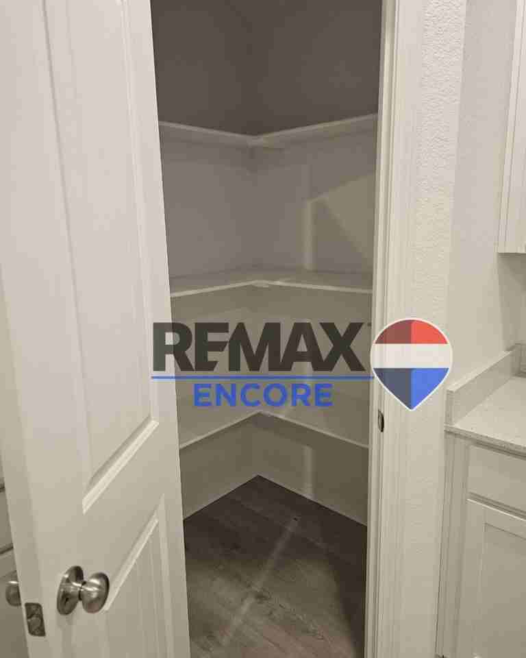 90 Maddison Rachael - Photo 4 of 13