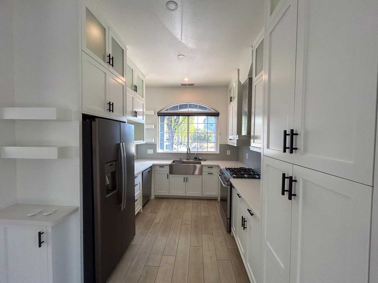 1826 Bedford Dr - Photo 3 of 22