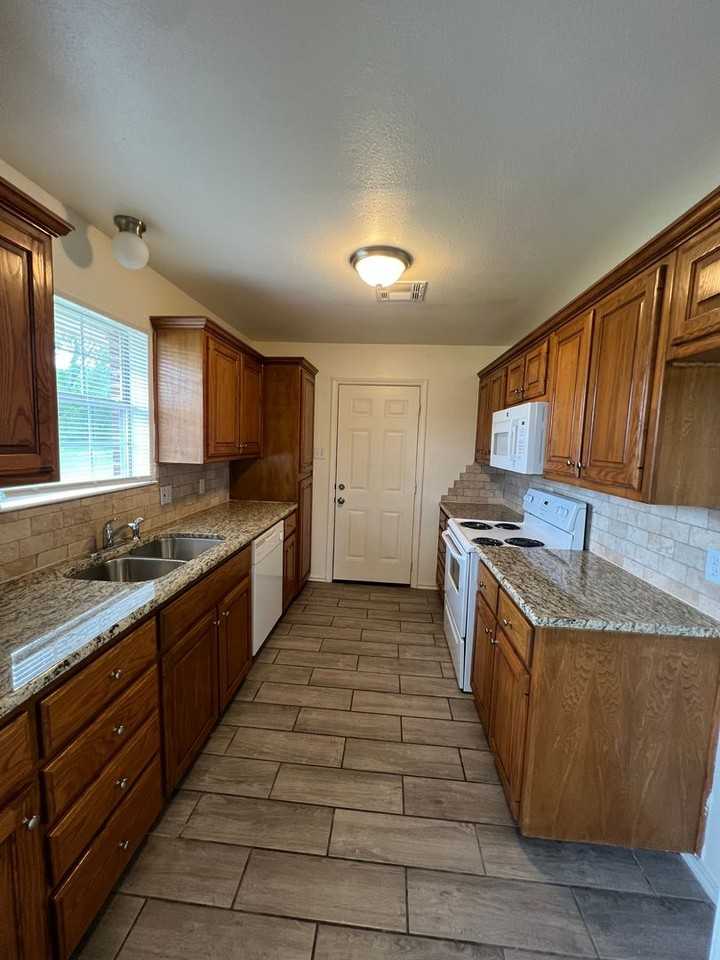 138 Katy St - Photo 5 of 12