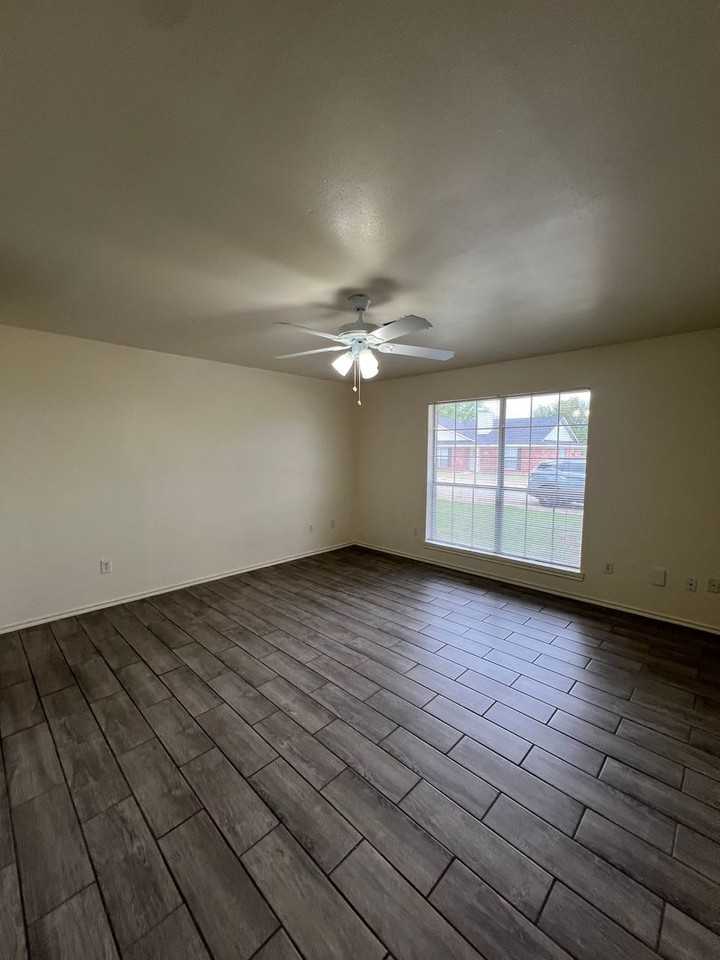 138 Katy St - Photo 6 of 12