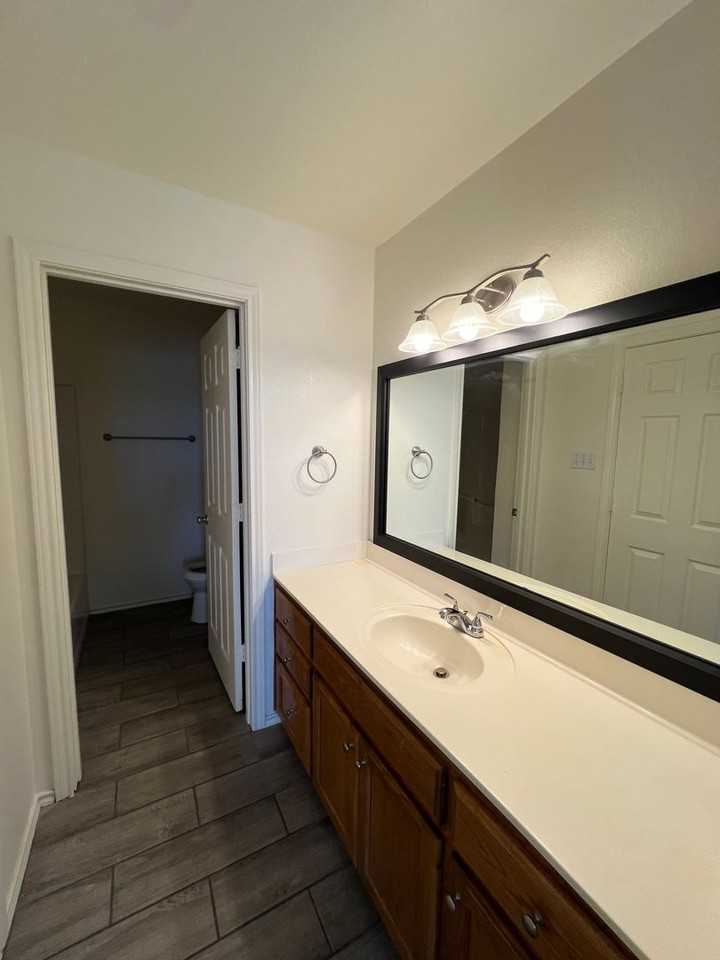 138 Katy St - Photo 7 of 12