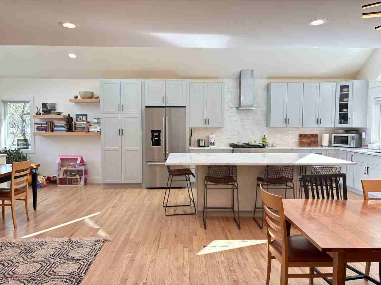 300 Oakwood Pl - Photo 4 of 38