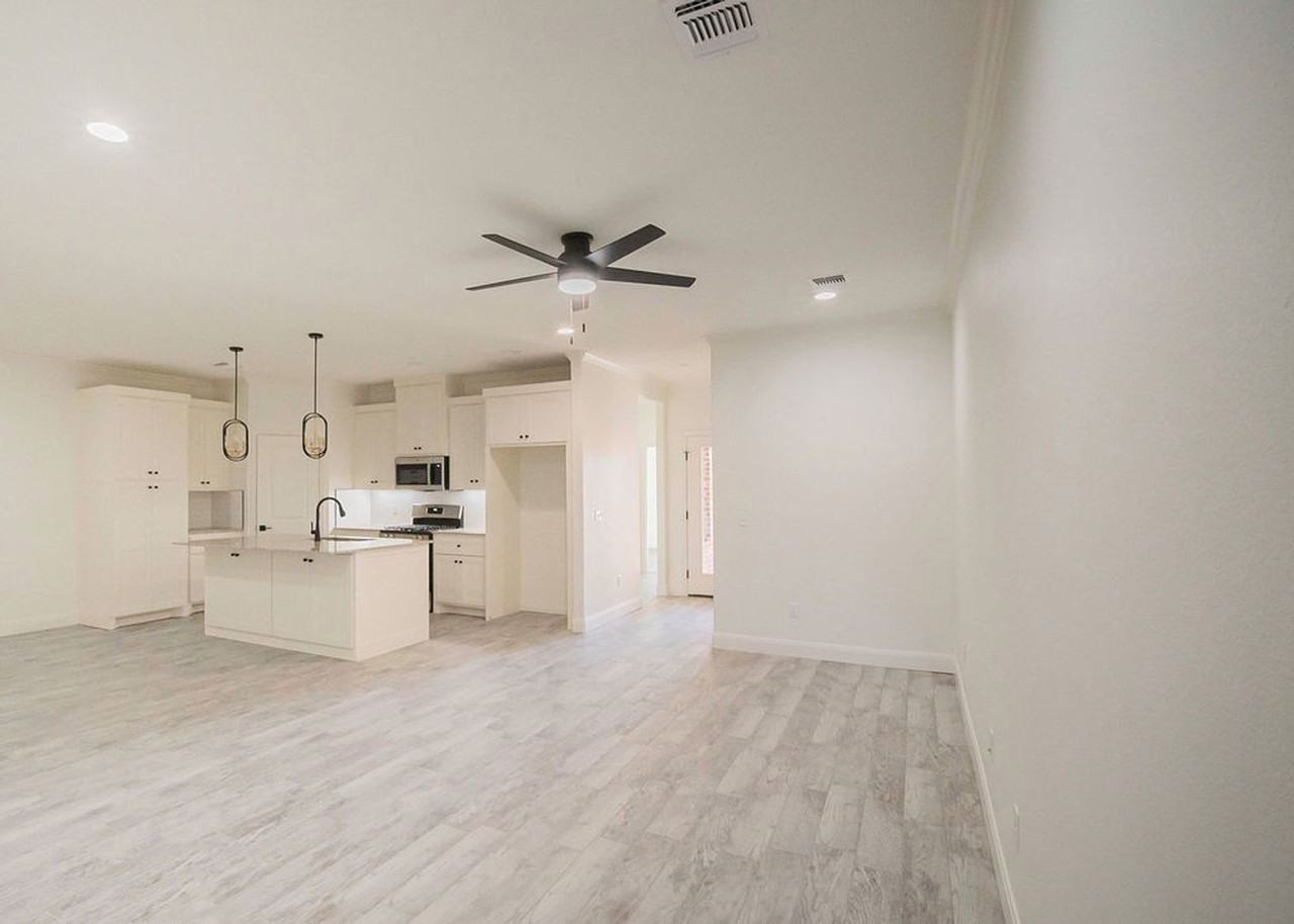 2810 Conner Dr - Photo 3 of 29
