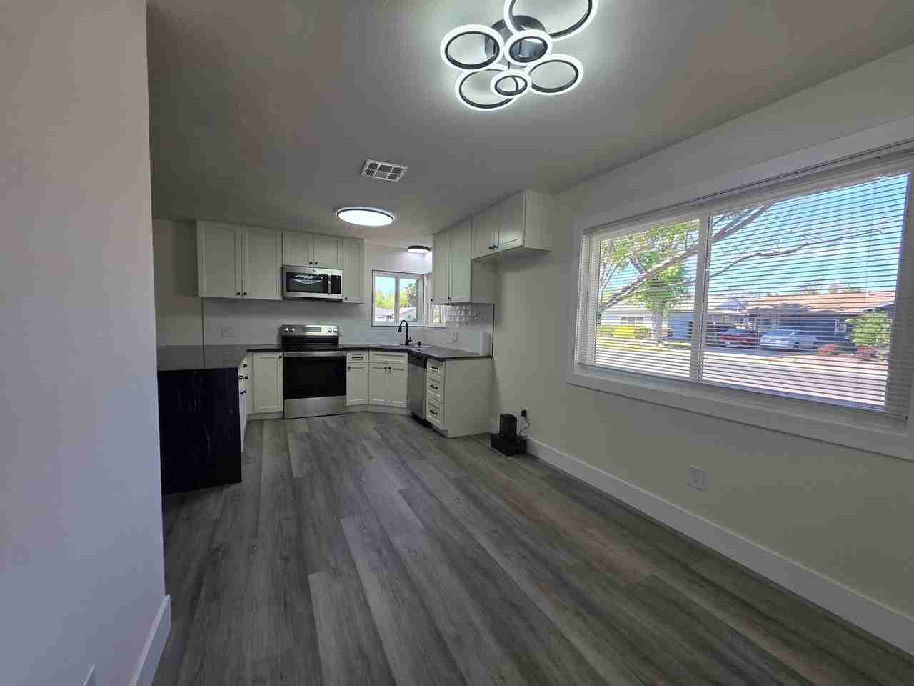 1418 Cypress Ave - Photo 4 of 32