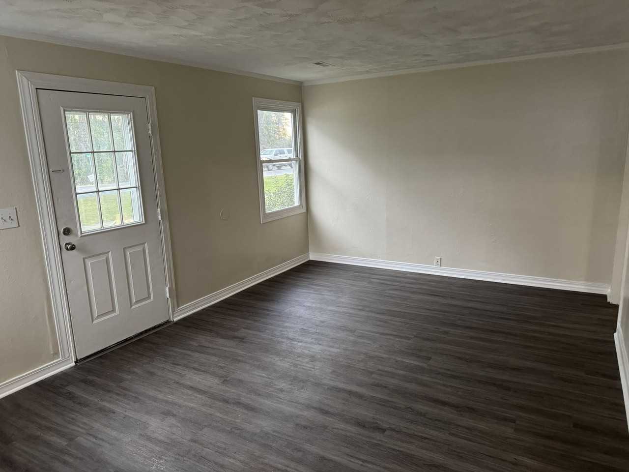 305 Miller Blvd - Photo 2 of 10