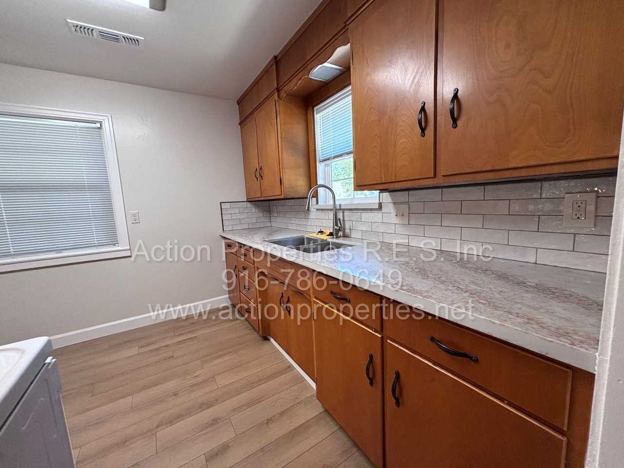 201 S Lincoln St - Photo 6 of 13