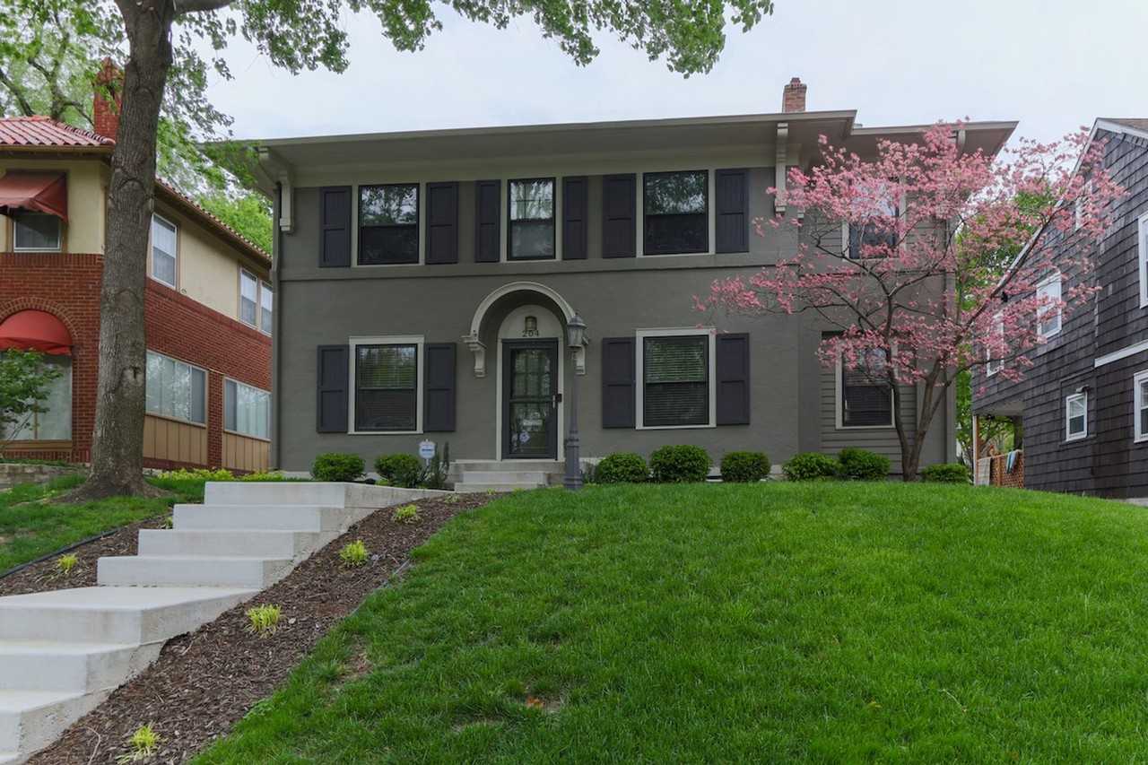 204 W 68th Ter - Photo 2 of 35