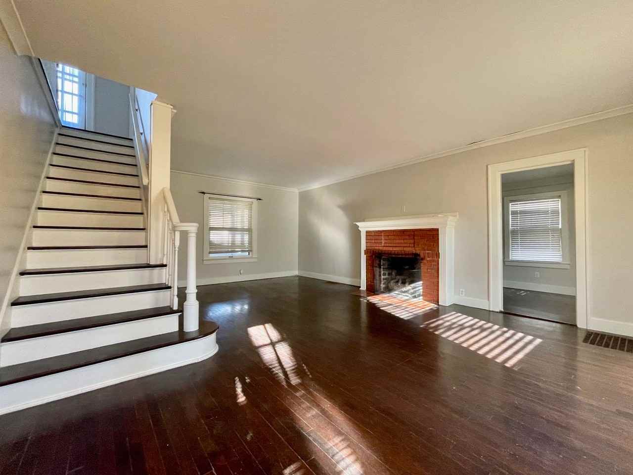 204 W 68th Ter - Photo 4 of 35