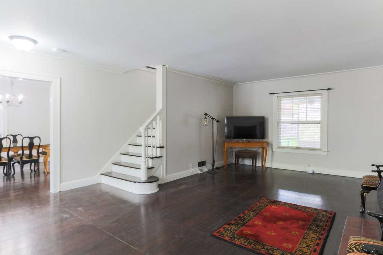 204 W 68th Ter - Photo 5 of 35