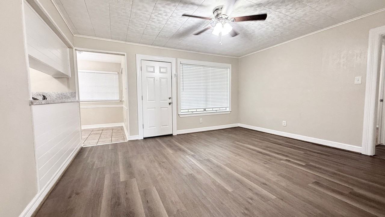 109 Houston St - Photo 7 of 33